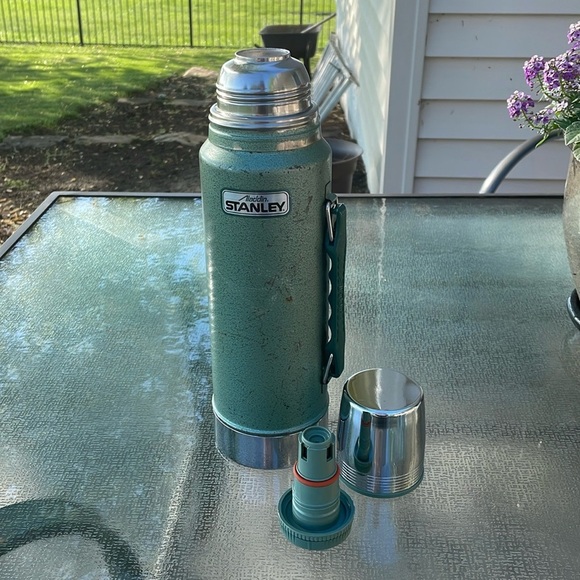 Vintage Stanley Aladdin thermos. Green with handle. Chrome lid and base. Quart - Picture 2 of 16